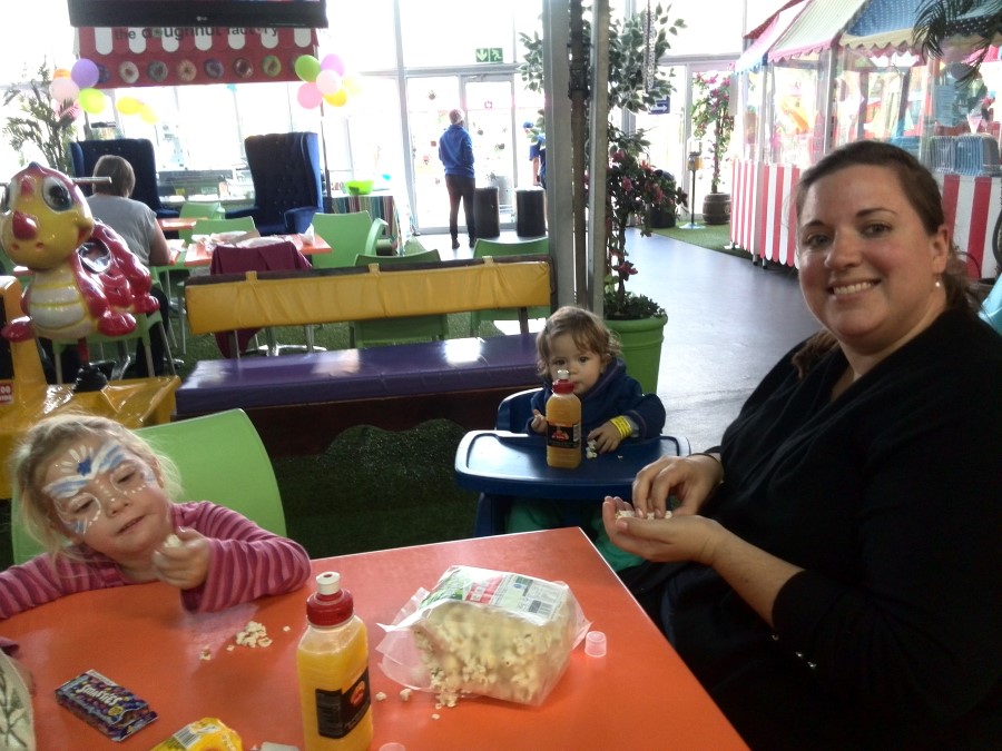 IMG_20150530_141916 chantelle, jessica and emily eating snacks at bugz playpark