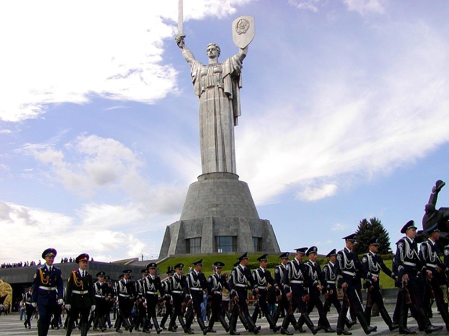 motherland-monument-in-kiev-ukraine-2-soldiers-marching